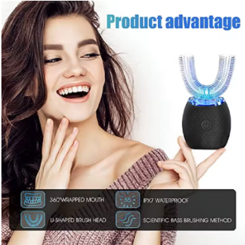 Femme souriante tenant une brosse à dents électrique en forme de U avec lumière bleue