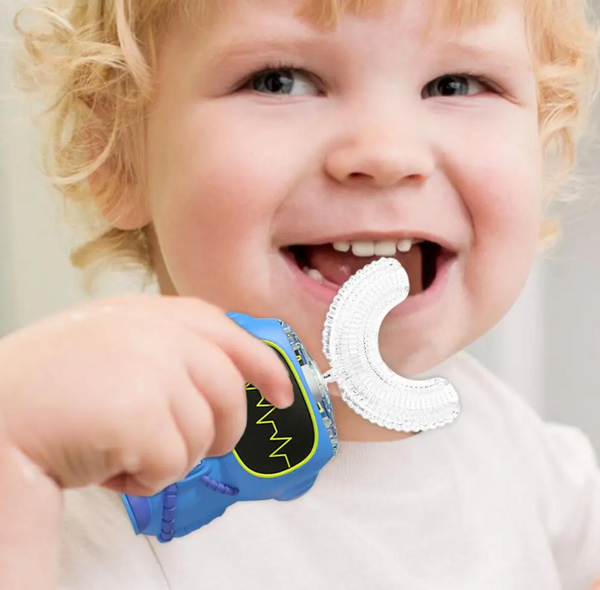 Enfant utilisant une brosse à dents électrique enfant bleue avec tête en forme de U pour un brossage facile