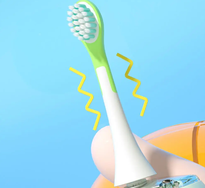 Brosse à dents électrique enfant avec tête de brosse douce verte et blanche pour usage quotidien