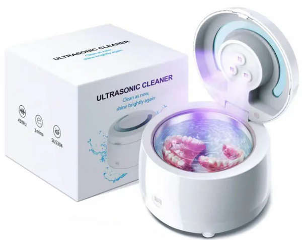 Nettoyeur ultrasonique prothèses dentaires blanc avec prothèses à l'intérieur en cours de nettoyage